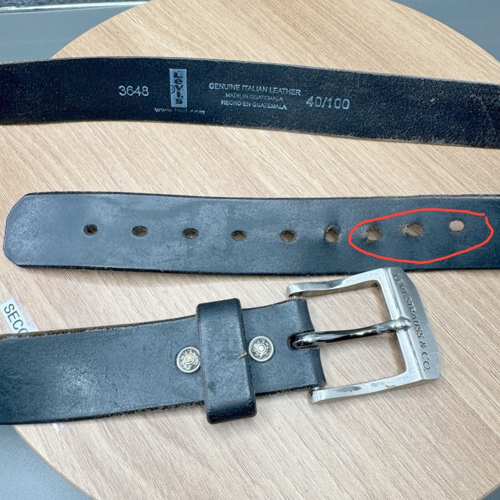Levi Strauss Mens Italian Leather Belt Black Silver Buckle Size 40 **Well Worn** - Picture 5 of 12
